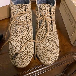 Toms 8.5 desert wedge cheetah print